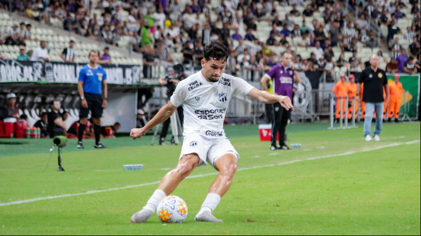 Lateral-direito Zé Neto foi titular na vitória alvinegra