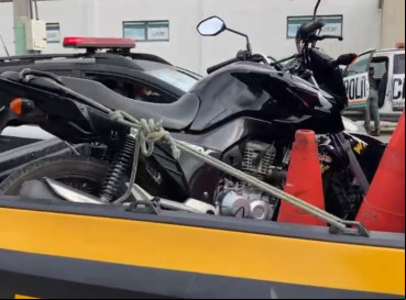 Motos foram apreendidas e duas pessoas foram presas  