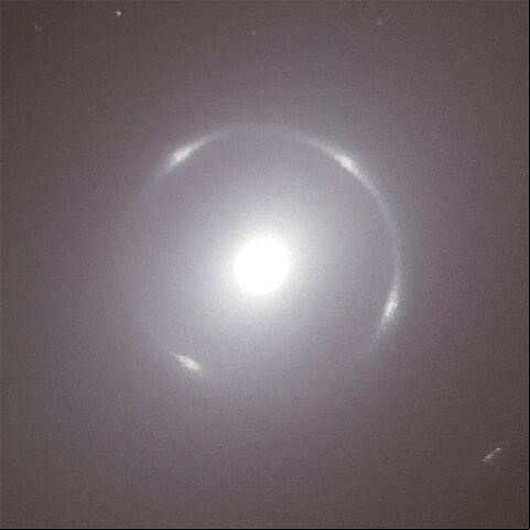 Como os cientistas se baseiam na luz refletida na sua superfície para definir seu tamanho, desde que foi descoberto essa estimativa foi se alterando.