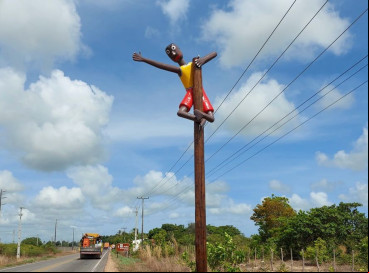 Emblemática escultura que indica entrada para o Museu Brinquedim na CE-350 foi furtada. De acordo com Dim Brinquedim, a retirada da obra ocorre em um cenário de desaparecimento de outras esculturas suas em Pindoretama  