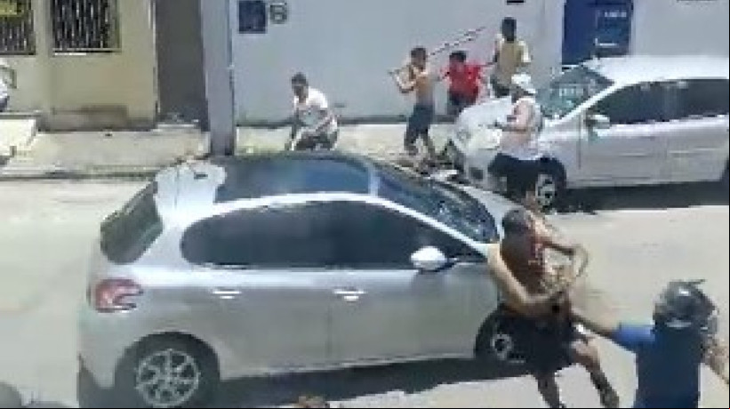 Troca de agressões e pedradas durante conflito entre torcidas do Ceará e do Fortaleza foi registrada em vídeos neste sa´bado, 22 de março
