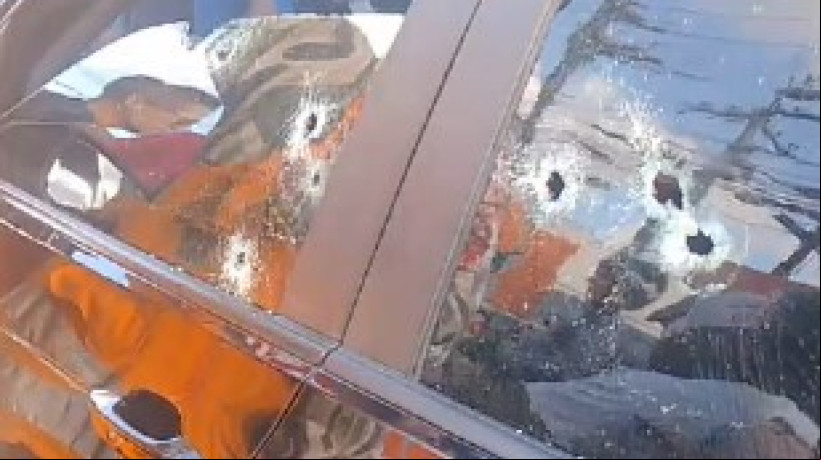 Automóvel que trafegava em frente a shopping de Maracanaú foi alvo de disparos de arma de fogo. O condutor morreu no local