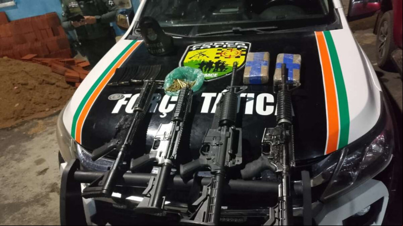 Armamento e drogas foram apreendidos pela Polícia Militar do Ceará ao interceptar dupla suspeita de roubo a agência bancária no Maranhão