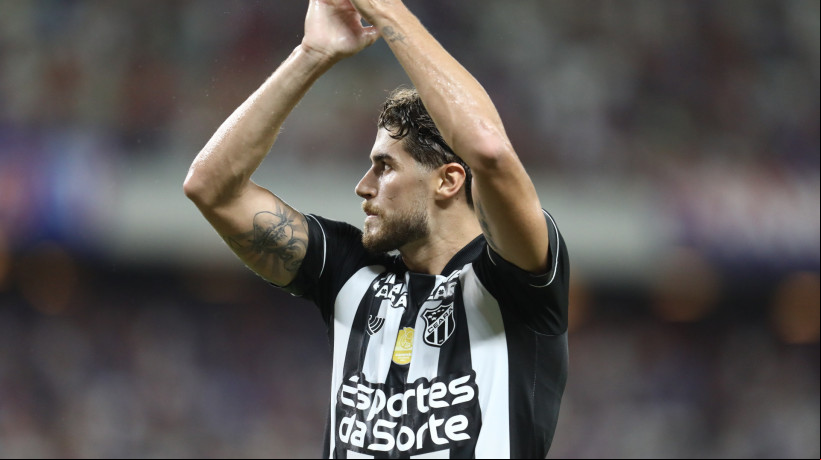 Pedro Raul comemorando gol a camisa do Ceará