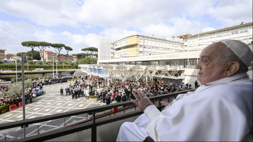 Papa Francisco, aos 88 anos, acena aos fieis neste domingo, 23 de março, minutos antes de ter alta hospitalar após internação que durou mais de cinco semanas