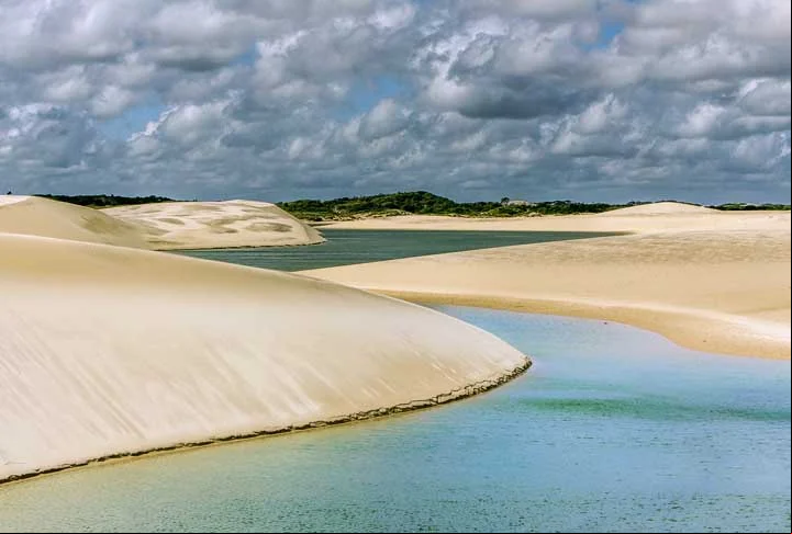 Apesar de não serem a primeira opção de hospedagem de muitos turistas, as lagoas de Santo Amaro são lindas e impressionantes. E a vantagem é que o tempo de deslocamento da cidade até os locais de eios é bem menor, já que Santo Amaro está praticamente dentro do Parque Nacional.