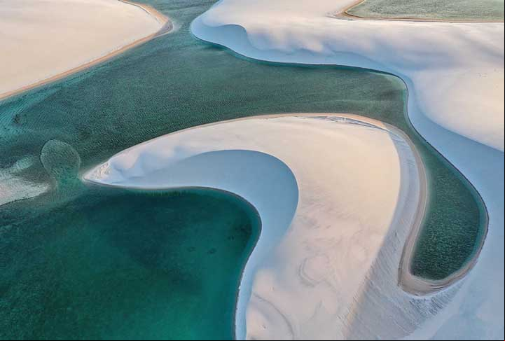 Inserido no bioma costeiro marinho e cerrado, o parque é um expoente dos ecossistemas de mangue, restinga e dunas, associando ventos fortes e chuvas regulares. Sua grande beleza cênica, aliada aos eios de ecoturismo pelos campos de dunas e à possibilidade de banhar-se nas lagoas e observação do céu noturno, atraem turistas de todo o mundo.