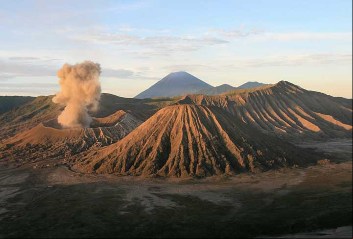 Sendo assim, é a única área protegida da Indonésia que tem dunas, o chamado Mar de Areia, a caldeira de um antigo vulcão na qual irromperam cinco novos cones vulcânicos — o Bromo (2 329 m), o Kursi (2 581 m), o Watangan (2 661 m) o Widodaren (2 650 m) e Batok (2 470 m).