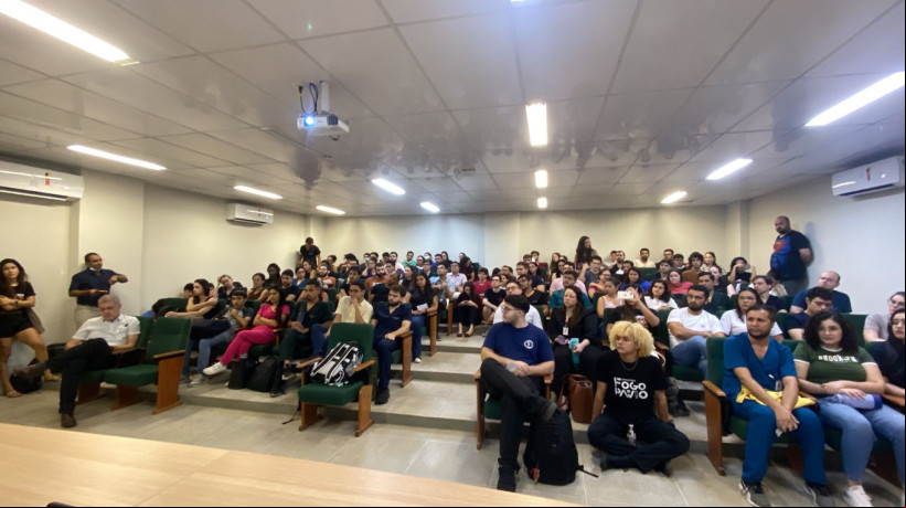 Assembleia geral de pauta única debate questão da alimentação oferecida no estágio na manhã desta quarta-feira, 26, no Bloco Didático Professor Ronaldo Ribeiro da UFC