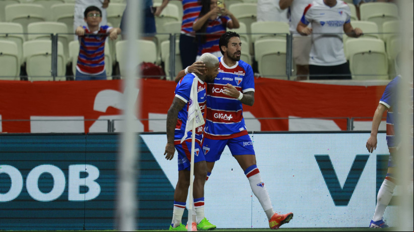 Lucero e Marinho comemoram gol no jogo Fortaleza x Fluminense, no Castelão, pela Série A 2025