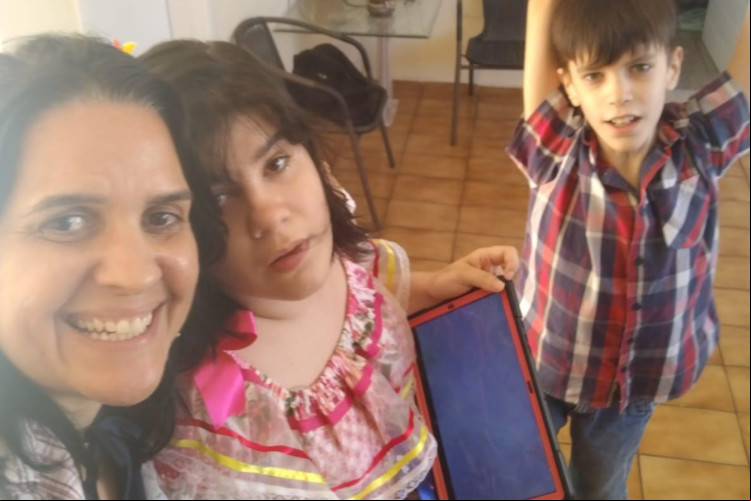 Thais Goyanna e seus dois filhos Júlia e Rafael Thais Goyanna e seus dois filhos Júlia e Rafael