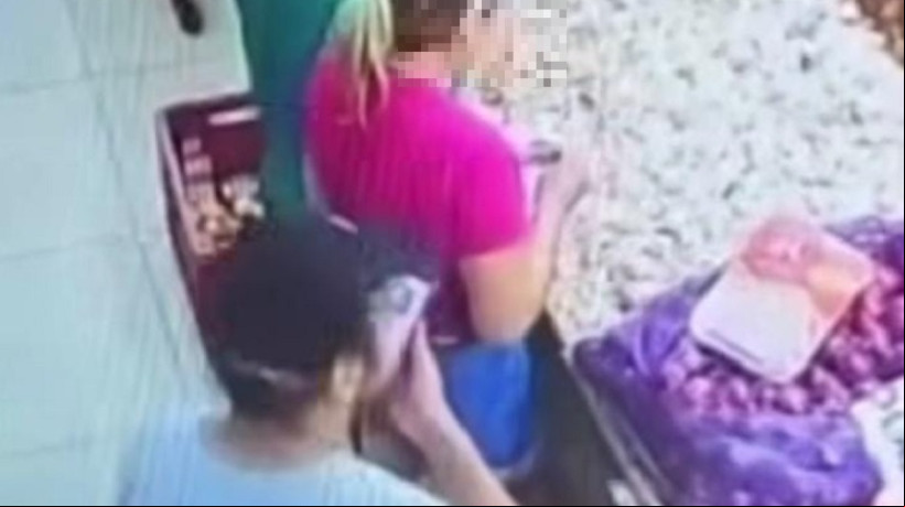 Câmeras de vigilância do supermercado registraram o momento em que a importunação sexual foi praticada