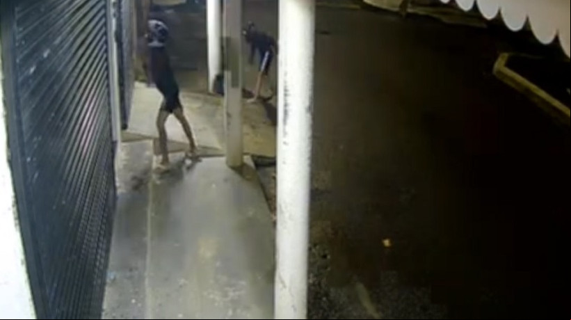 Câmeras de vigilância registraram, pelo menos, dois homens atacando provedora de internet em Tabapuá, em Caucaia