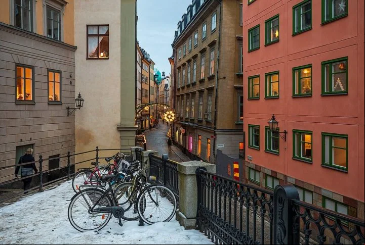 Um exemplo icônico é o Gamla Stan, onde ruas de paralelepípedos e edifícios coloridos do século 18 criam uma atmosfera medieval.