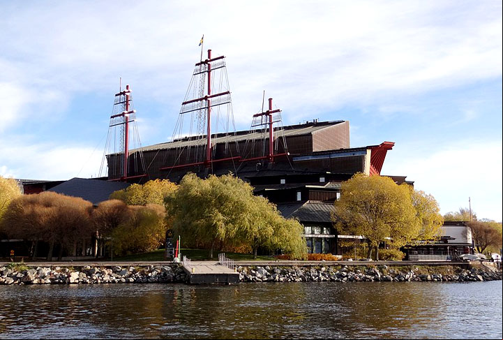 A cidade tem uma forte tradição cultural, sendo o lar de inúmeros museus, galerias e teatros. O Museu Vasa, por exemplo, é uma atração imperdível, abrigando um navio de guerra do século XVII que foi resgatado do fundo do mar quase completamente intacto.
