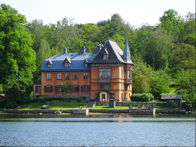 Outro ponto de interesse cultural é o Skansen, um museu ao ar livre que recria a vida na Suécia ao longo dos séculos.