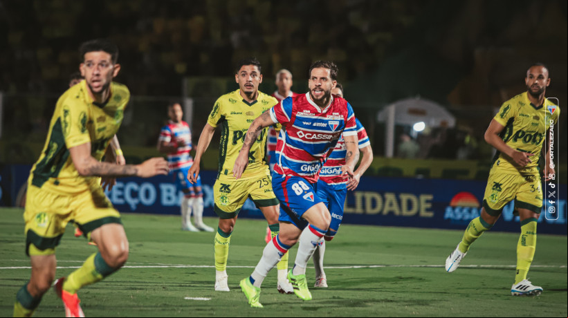 Lucas Sasha em partida contra o Mirassol pela Série A 2025