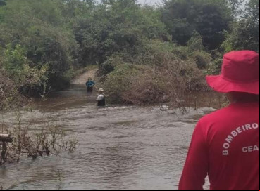 Idosa precisou ser resgatada após ficar ilhada por causa das chuvas em Acopiara 