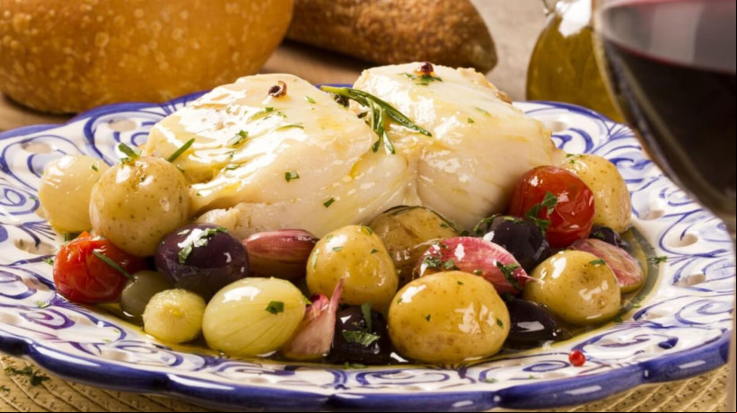 Bacalhau com batata e azeitonas (Imagem: Paulo Vilela | Shutterstock)