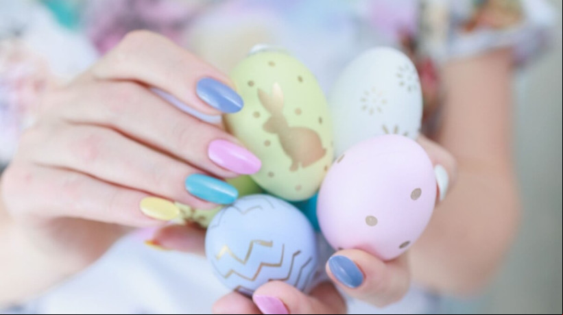 As unhas podem ser estilizadas para a Páscoa (Imagem: TanitaKo | Shutterstock)