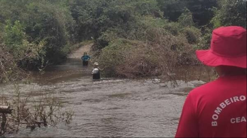Idosa precisou ser resgatada após ficar ilhada por causa das chuvas em Acopiara