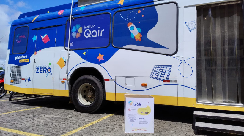 Biblioteca itinerante do Instituto Qair Brasil recebe doação de obras literárias