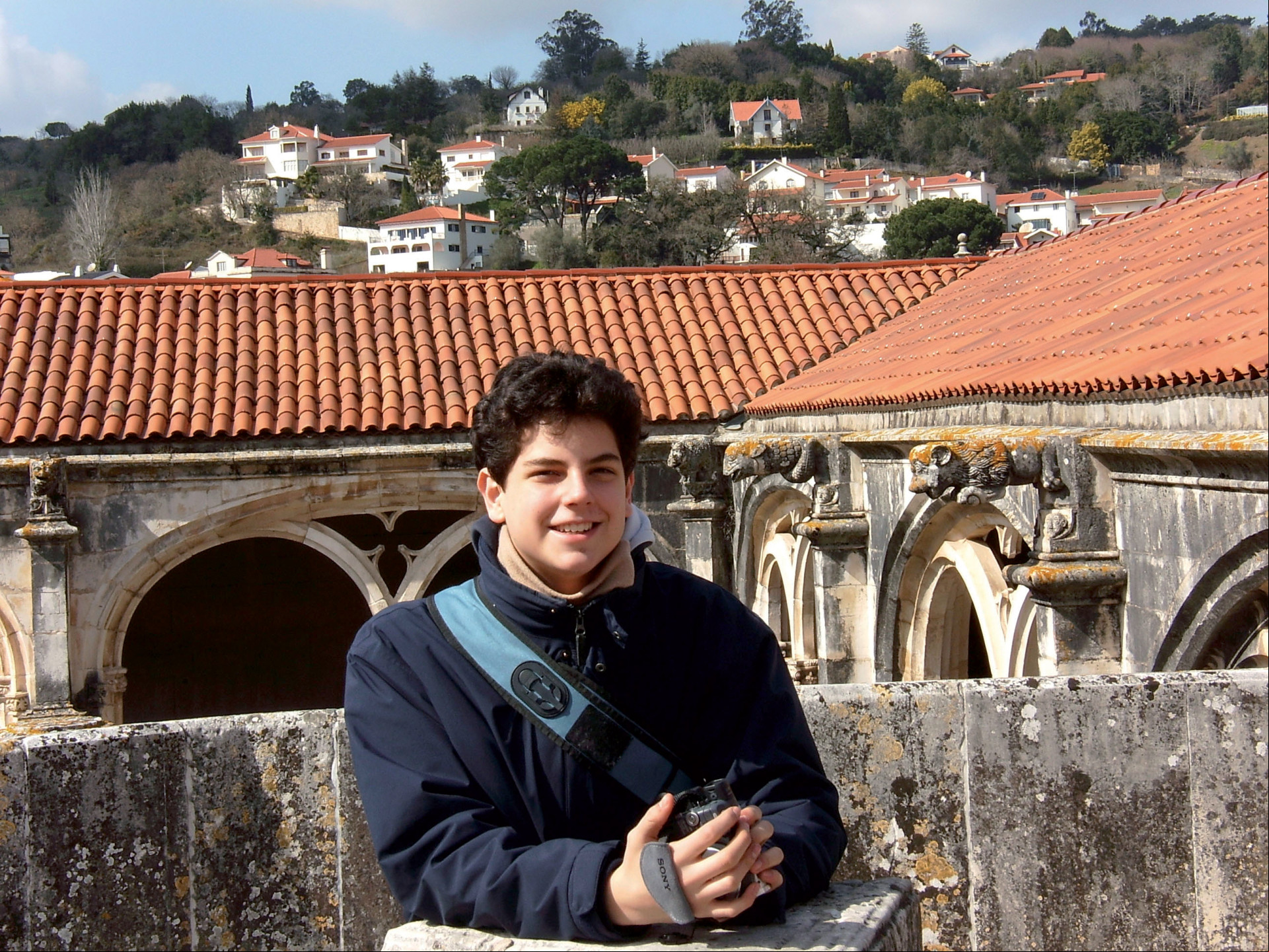Carlo Acutis nasceu em 1991, em Londres, mas viveu quase toda a vida na Itália. Carlo Acutis nasceu em 1991, em Londres, mas viveu quase toda a vida na Itália.