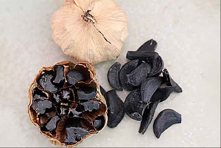 O alho é uma das plantas mais antigas cultivadas no mundo. Originário da Ásia Central, ele chegou ao Brasil com os portugueses na época do descobrimento. Existem diferentes tipos como o chinês (branco) e o exótico alho negro.