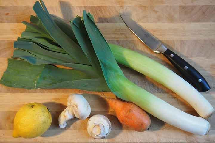 O vegetal contém cálcio, ferro, potássio, magnésio e cobre, substâncias essenciais para a saúde da estrutura óssea, muscular e do sistema cardiovascular. Tem também vitamina C, que fortalece a imunidade, faz bem para a saúde da pele e auxilia na absorção do ferro.