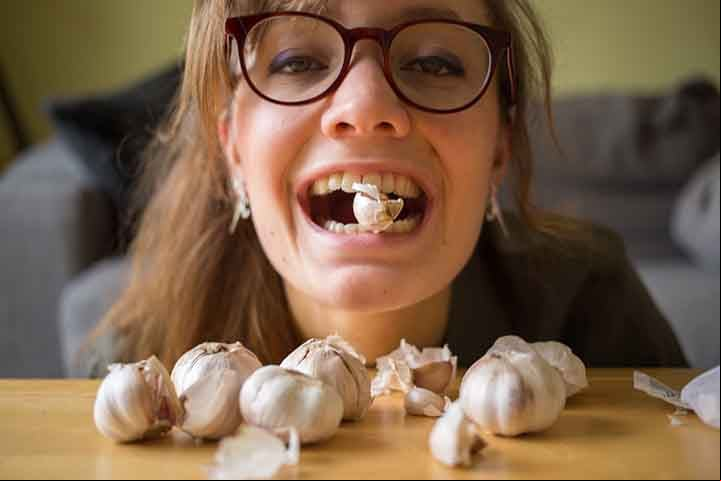 Ultimamente, tem se popularizado o consumo diário de alho antes de dormir. Especialistas do site The Garlic Farm, que representa um empreendimento britânico especializado na produção e venda desse ingrediente, destacam que a prática pode ser benéfica, pois ele pode atuar como relaxante natural.