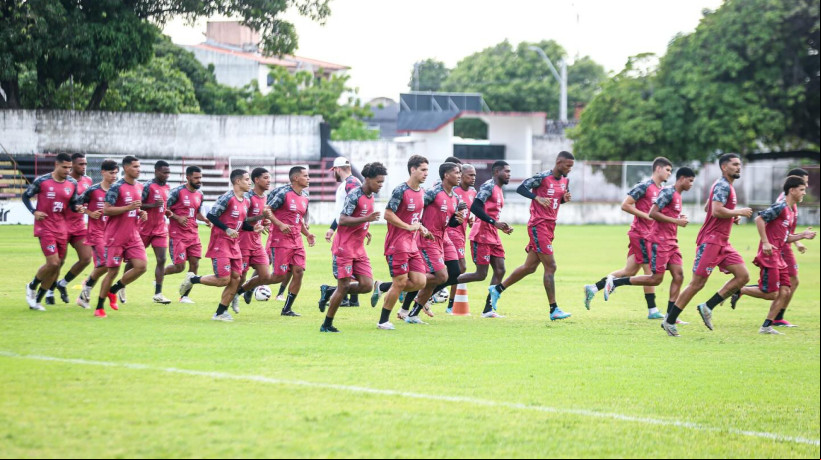 Jogadores fazem trabalho físico em treino do Ferroviário no Elzir Cabral