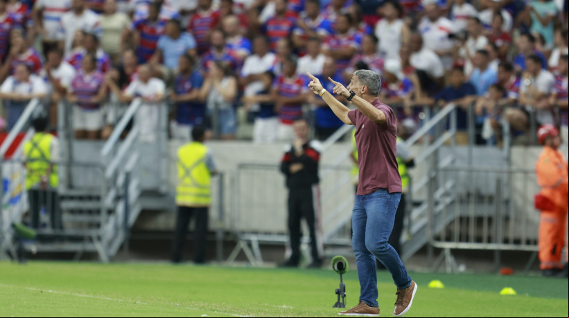 Técnico Vojvoda no jogo Fortaleza x Racing, no Castelão, pela Copa Libertadores 2025