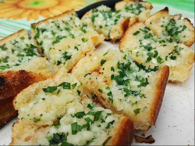 O pão de alho é uma das estrelas do churrasco. Além das carnes e uma boa cervejinha, esse quitute faz sucesso e não pode faltar em um evento gastronômico (à base de carne) perfeito.
