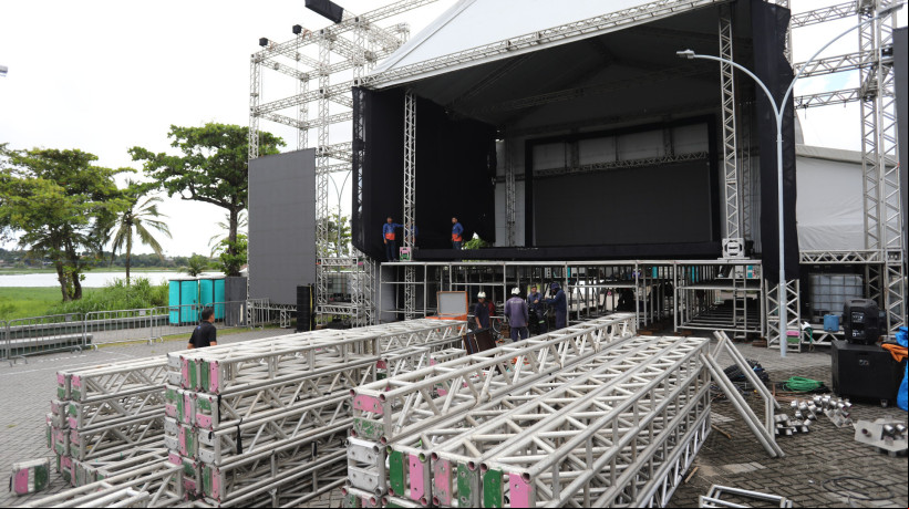 Com o alicerce já instalado no centro da praça, montagem do palco está dentro do cronograma previsto e, até amanhã, a iluminação e a decoração devem ser finalizadas