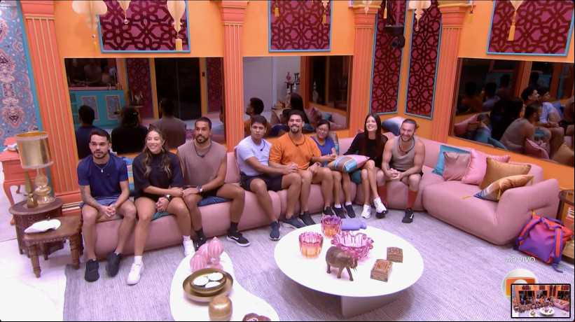 Tadeu Schmidt, apresentador do Big Brother Brasil 2025 (BBB 25), deu advertência a Maike e Vinícius sobre comportamentos agressivos e brincadeiras insistentes; na sequência, Maike foi eliminado do programa no Paredão 