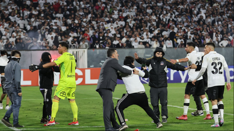 Jogo entre Colo-Colo e Fortaleza pela Libertadores foi cancelado após invasão de torcedores chilenos no segundo tempo 
