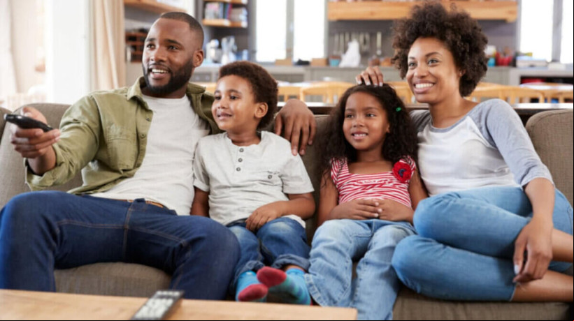 Filmes da Páscoa inspiram e emocionam a família (Imagem: Monkey Business Images | Shutterstock)