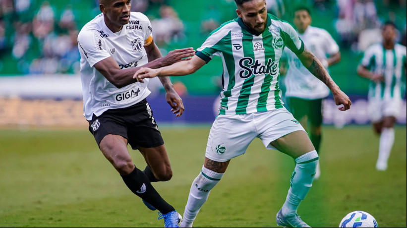 Zagueiro Marllon disputa lance no jogo Juventude x Ceará, no Alfredo Jaconi, pelo Campeonato Brasileiro Série A 2025