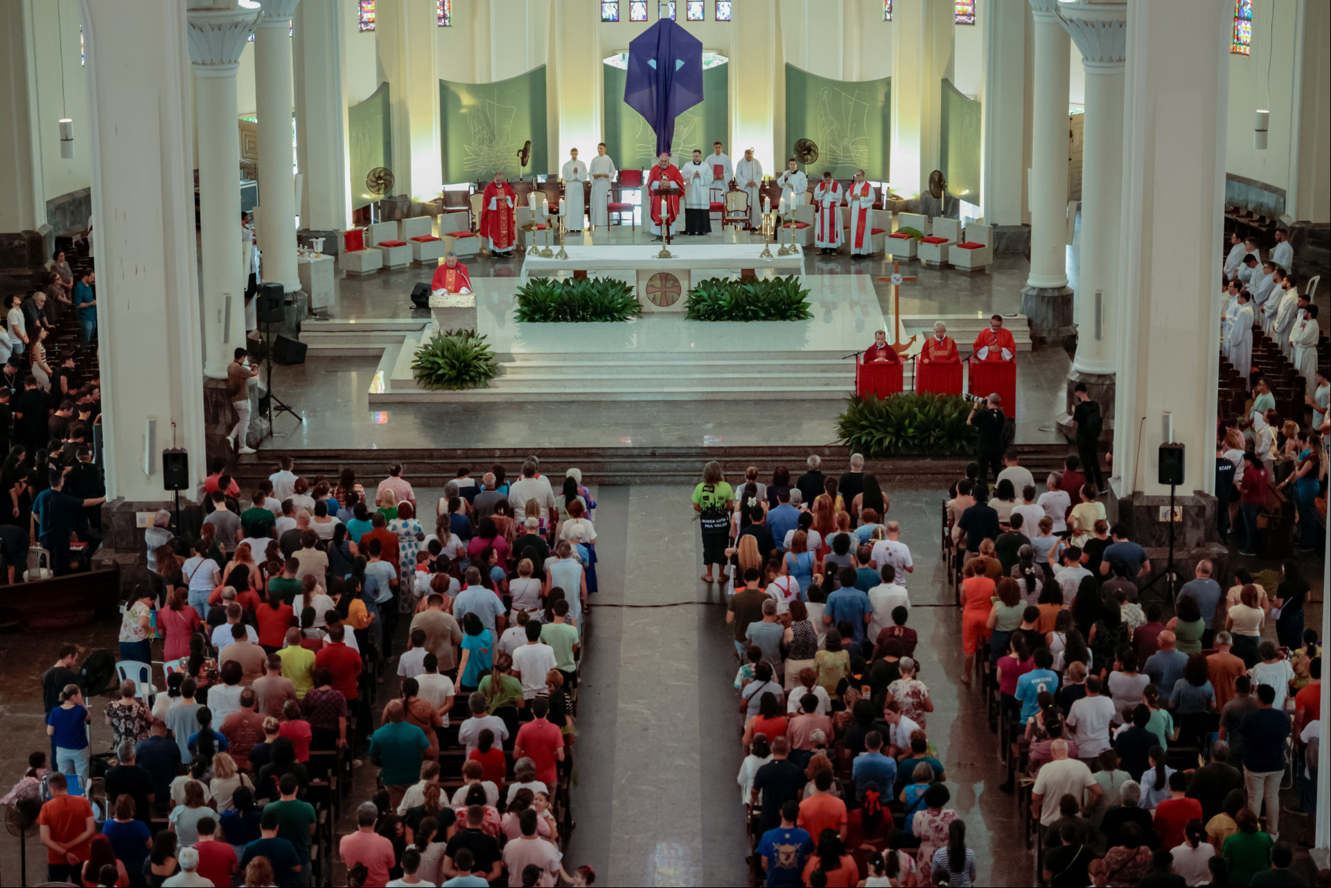 FORTALEZA, CEARÁ, BRASIL- 13.04.2025: Bênção dos Ramos, com procissão saindo da Igreja Cristo Rei, Aldeota, e até a Catedral. (Foto: Aurélio Alves/Jornal O POVO)