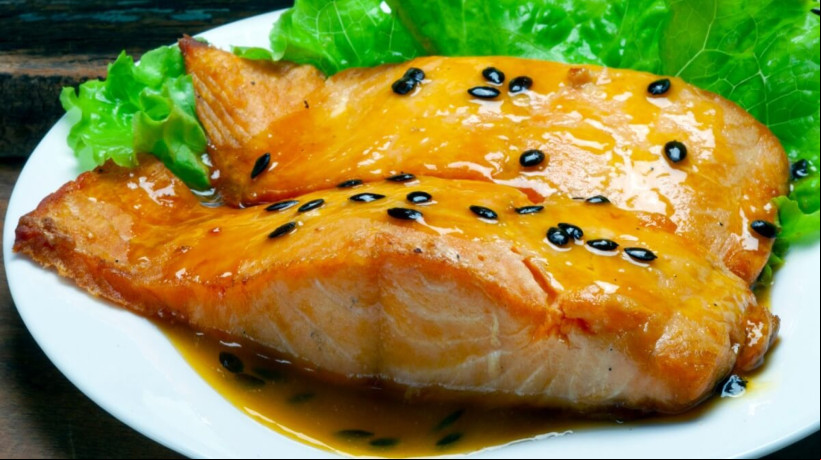 Salmão ao molho de maracujá (Imagem: rocharibeiro | Shutterstock)