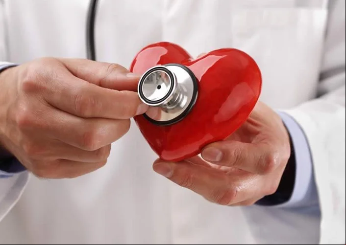 Uma dieta saudável para o coração inclui alimentos que ajudam a manter os níveis de colesterol controlados, reduzem a pressão arterial e promovem a saúde dos vasos sanguíneos. 