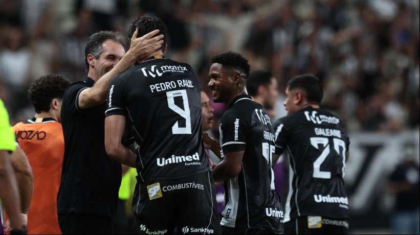 Pedro Raul e Léo Condé comemoram gol no jogo Ceará x Vasco, no Castelão, pela Série A 2025