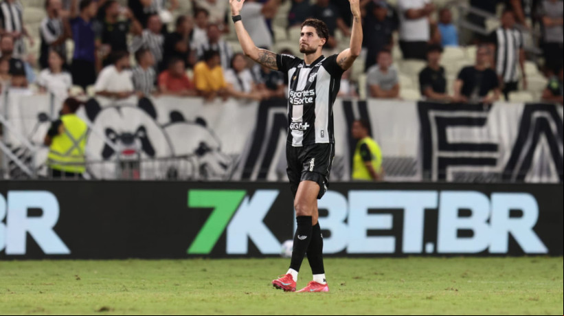 Pedro Raul marcou os dois gols da vitória sobre o Vasco