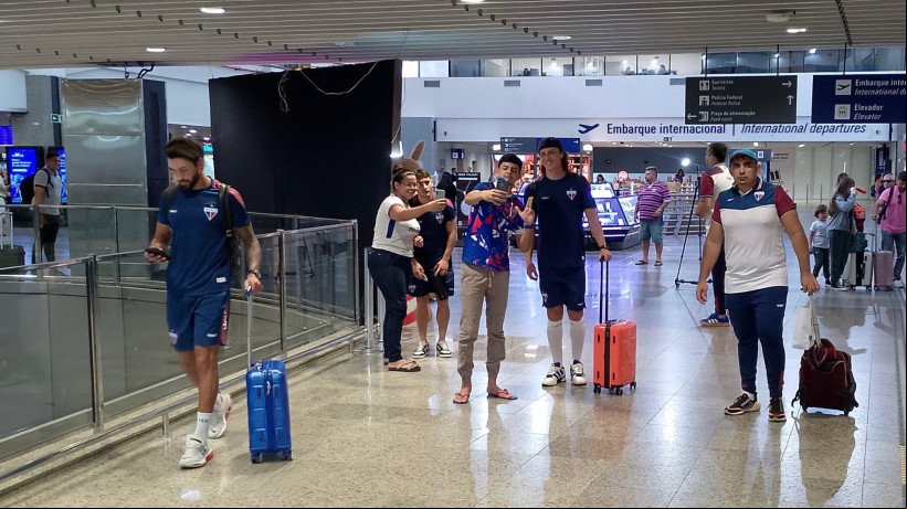 Lucero e David Luiz em embarque rumo a Salvador, para enfrentar o Vitória