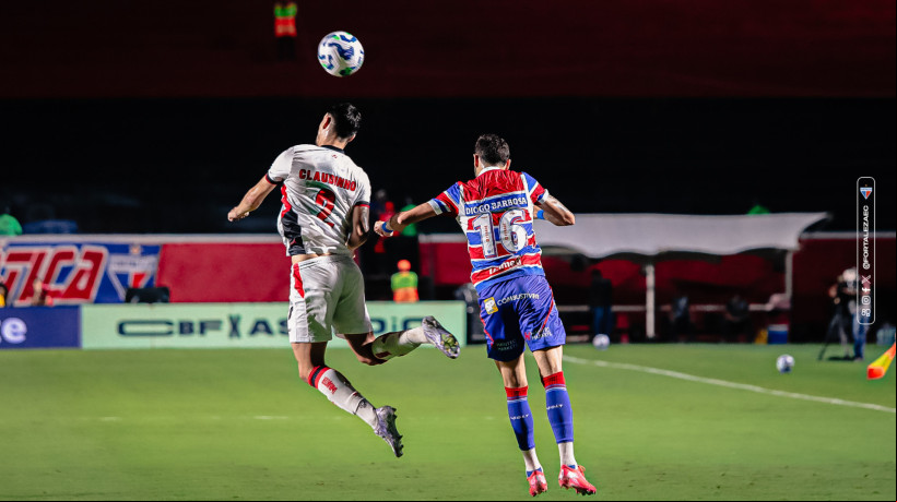 Diogo Barbosa, lateral-esquerdo do Fortaleza, disputa bola com Claudinho, do Vitória