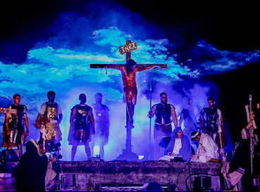 Encenação da Paixão de Cristo no centro de Eusébio, Ceará, nesta sexta-feira santa, 18 