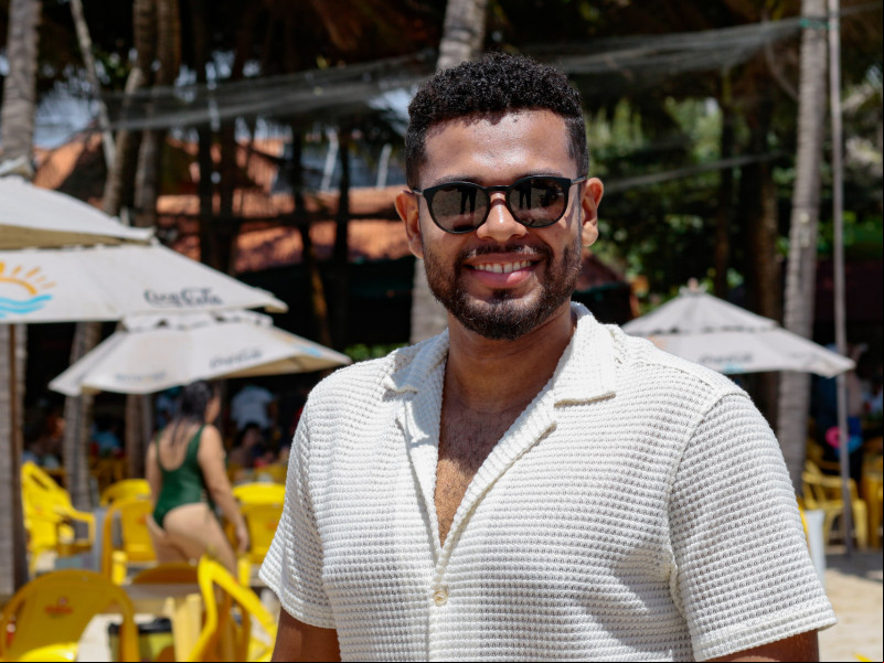FORTALEZA, CEARÁ, BRASIL, 19-04-2025: João Vitor junto com a família de Mossoró fala sobre movimentação de banhistas e do comércio de ambulantes no feriado da Pascoa na Praia do Futuro. (Foto: Fernanda Barros/ O Povo) FORTALEZA, CEARÁ, BRASIL, 19-04-2025: João Vitor junto com a família de Mossoró fala sobre movimentação de banhistas e do comércio de ambulantes no feriado da Pascoa na Praia do Futuro. (Foto: Fernanda Barros/ O Povo)
