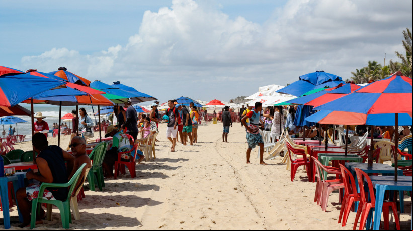 FORTALEZA, CEARÁ, BRASIL, 19-04-2025: Movimentação de banhistas e do comércio de ambulantes no feriado da Pascoa na Praia do Futuro. (Foto: Fernanda Barros/ O Povo)