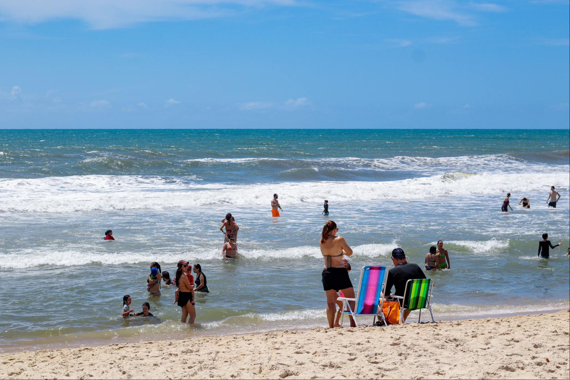 FORTALEZA, CEARÁ, BRASIL, 19-04-2025: Movimentação de banhistas e do comércio de ambulantes no feriado da Pascoa na Praia do Futuro. (Foto: Fernanda Barros/ O Povo)