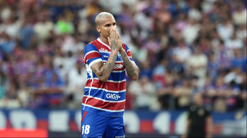 Deyverson, atacante do Fortaleza, em jogo contra o Palmeiras